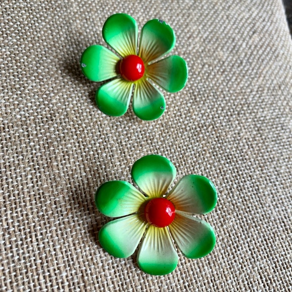 💚 Vintage 70's Lime Green Flower Clips & Beaded Yellow, Green & Orange Bracelet - Picture 6 of 10